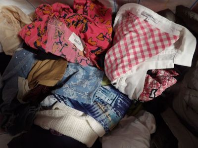 une pile de vêtements sur un lit