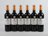 cinq bouteilles de vin rouge sont alignées en rang