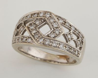 gros plan d'une bague en diamant sur fond blanc