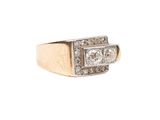 gros plan d'une bague en or et diamants sur fond blanc