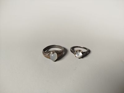 deux bagues en argent ornées d'un cœur et d'un diamant