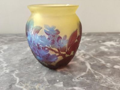 Etablissement Gallé, vase boule à col resserré en verre multicouches d