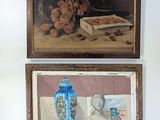 Deux tableaux représentant des fruits et un vase sont accrochés au mur.