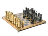 un échiquier sur lequel se trouvent de nombreuses pièces d'échecs