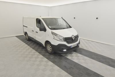 la photo d'une camionnette blanche garée dans un garage