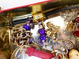 un sac à main rouge rempli de bijoux en or et en argent