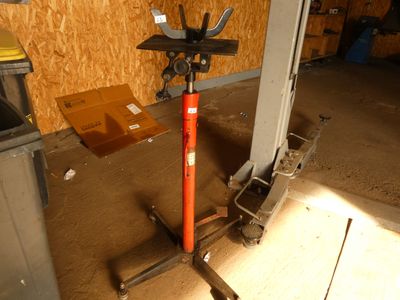 une photo d'une borne d'incendie rouge dans un garage
