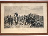 une vieille photo représentant un homme à cheval devant un groupe d'hommes