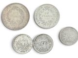 quatre types de pièces différents sont présentés sur une surface blanche