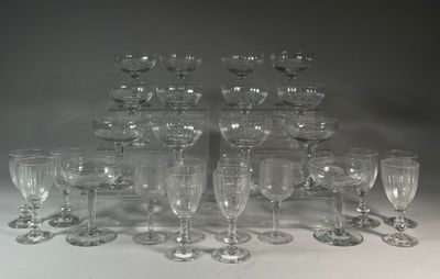 un grand nombre de verres à vin posés sur une table