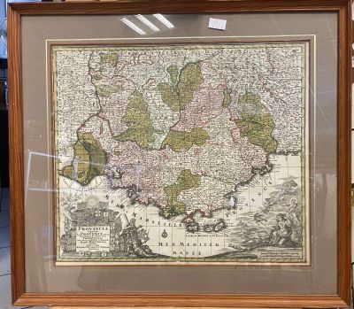 une vieille carte du royaume d'Angleterre dans un cadre en bois