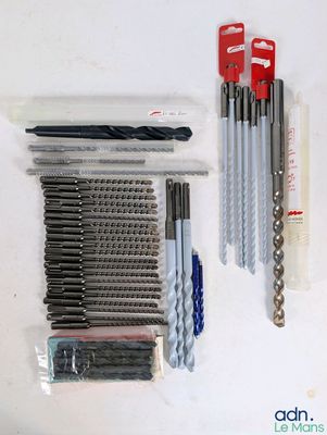 un grand nombre d'outils posés sur la table