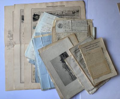 plusieurs vieux papiers sont empilés sur une table