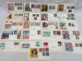 Il y a de nombreux types de timbres différents sur cette feuille de papier.