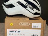 une image représentant un casque blanc posé sur une boîte en carton