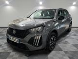 une voiture grise est garée dans une grande pièce au sol en damier