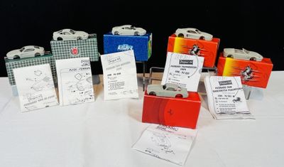 de nombreux types de bagages posés sur une table