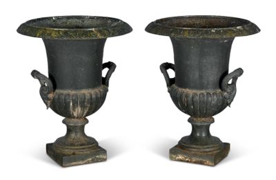 deux vases noirs empilés l'un sur l'autre