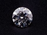 gros plan d'un diamant sur une surface noire