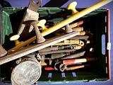 une boîte pleine d'outils posée sur une table