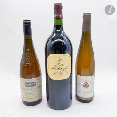 trois bouteilles de vin posées l'une à côté de l'autre sur une table