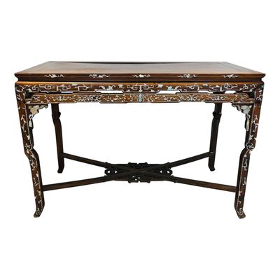 une console richement décorée, dotée d'un plateau en bois