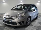 une Citroën argentée garée sur un sol à damier