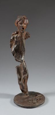 statue en bronze représentant un garçon, posée sur un socle, sur une surface blanche