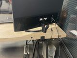 un bureau sur lequel se trouvent un écran, un clavier, une souris et d'autres éléments