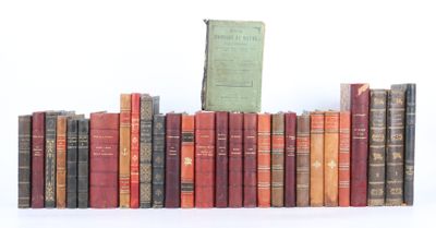un grand nombre de livres empilés les uns sur les autres
