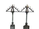 une paire de lampes anciennes en fer sur socles, ornées d'oiseaux