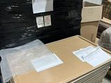un grand nombre de boîtes posées sur une palette