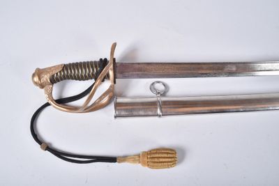 une épée avec une poignée en bois posée sur une surface blanche