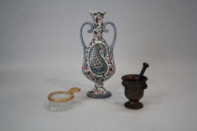 deux vases et un mortier posés sur une table blanche