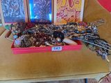 une boîte de bijoux posée sur une chaise, avec une étiquette de prix