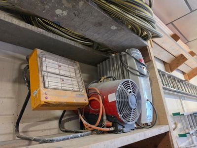 un ventilateur et un radiateur posés sur une étagère dans une pièce