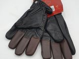 une paire de gants noirs posée sur une surface blanche, avec une étiquette rouge