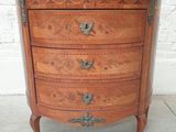 une vieille commode en bois ornée de sculptures élaborées