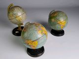 trois globes posés les uns sur les autres sur une table