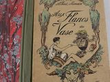 deux livres posés sur une table