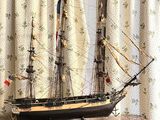 une petite maquette de bateau posée sur une table