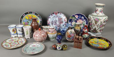 de nombreux types de vases et d'assiettes sur la table