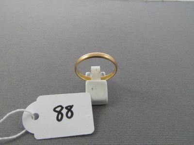 une bague avec une étiquette de prix posée sur une table
