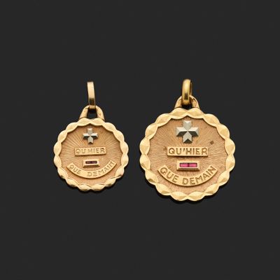 une paire de boucles d'oreilles plaquées or et émaillées portant le prénom d'une femme