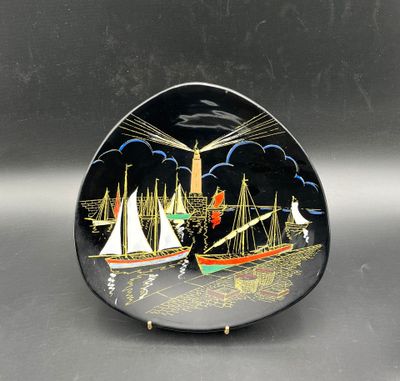 une image représentant une assiette décorative sur laquelle figure une scène représentant un bateau