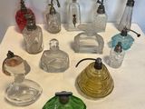 beaucoup de bouteilles en verre posées sur une table