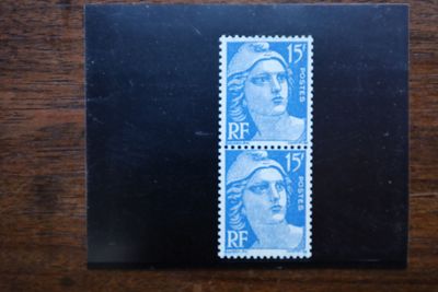 deux timbres sur une carte noire représentant un homme et une femme