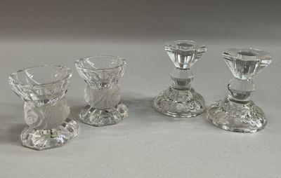 trois bougeoirs en verre transparent posés les uns à côté des autres sur une table
