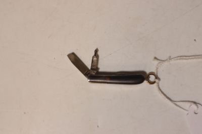 un petit couteau posé sur une table