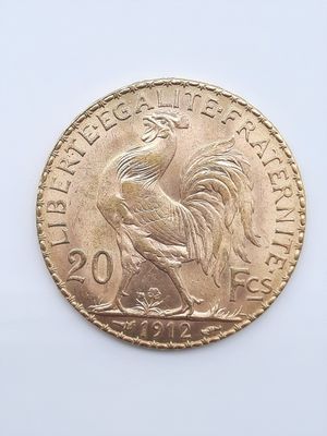 Gros plan sur une pièce d'or ornée d'un coq